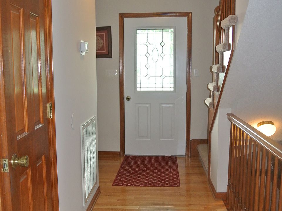 FOYER W/ HARDWOOD FLOORS