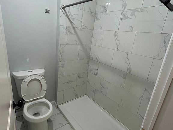 4th image of 829-831 Monroe Ave