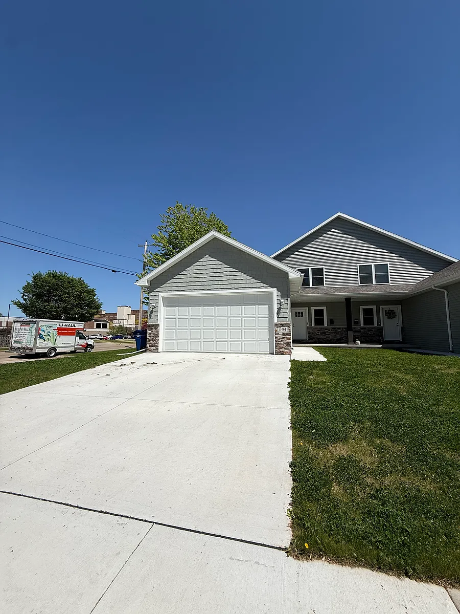 Building Photo - 584 Grove St