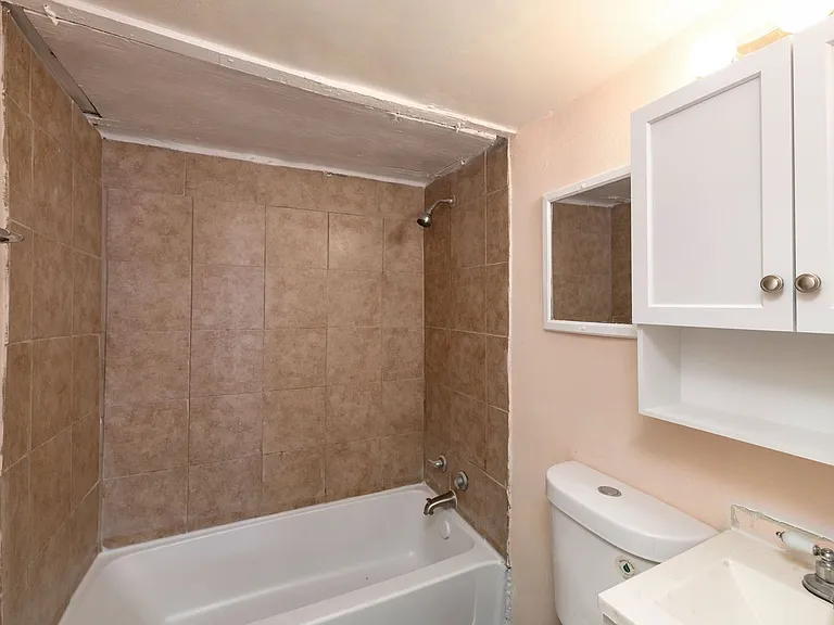 2408 Meyers St — Photo 10