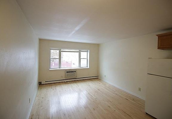 2nd image of 2030 N Oakland Ave APT 205