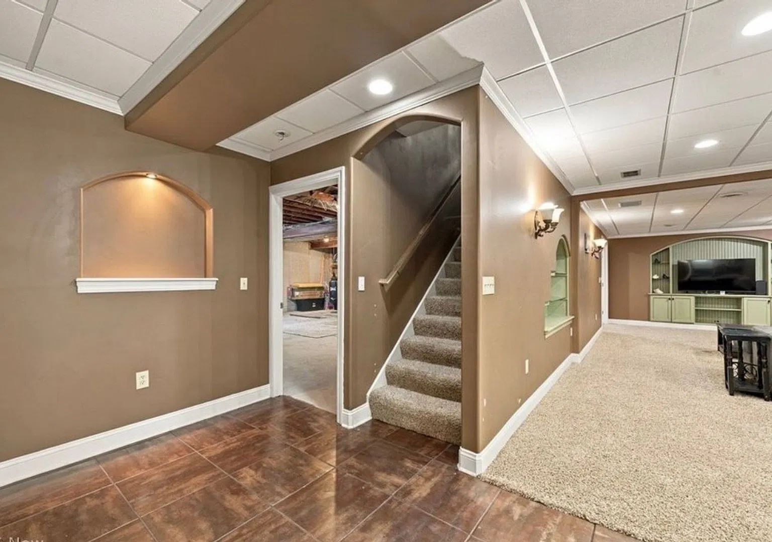Spacious 4BR 3 1/2 bath House in Green — Photo 4