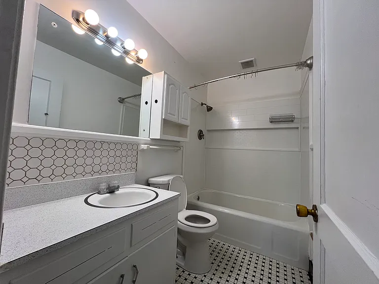 2601 Stratford Dr — Photo 8