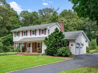 8 Hillock Ct, Huntington, NY 11743