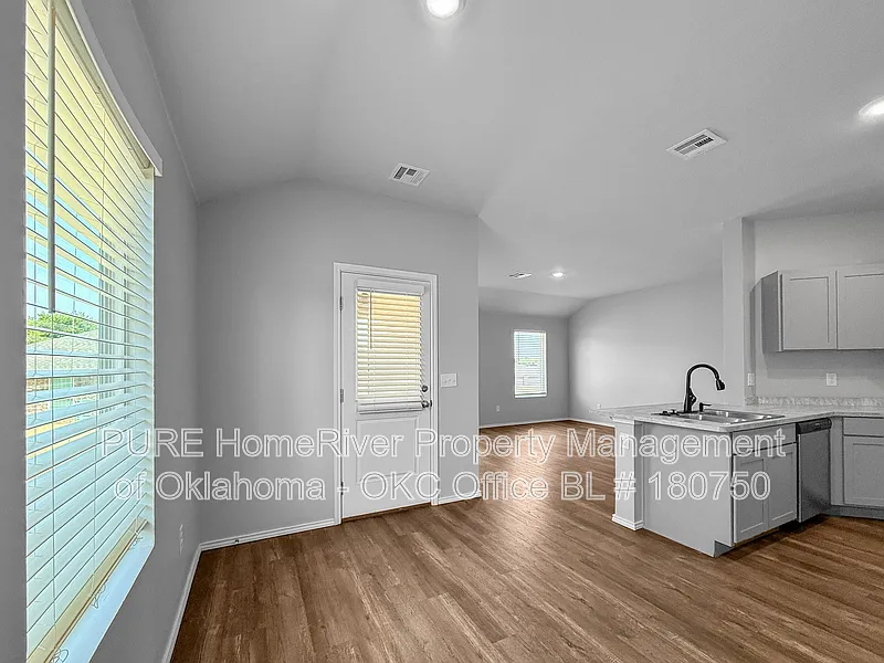 3 bed, 2.0 bath, 1355 sqft, $1,445 — Photo 4