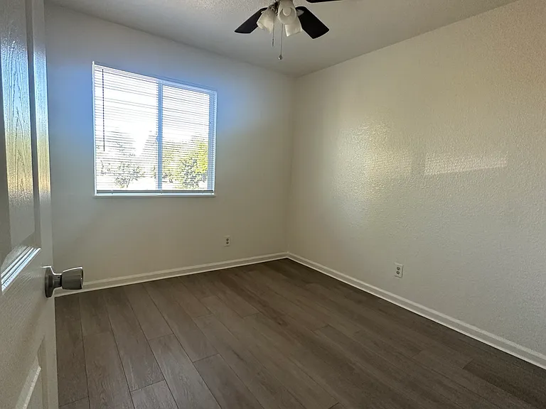 137 E Harding Way #F — Photo 6