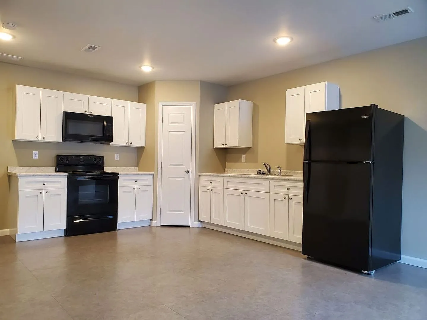 2 Bedroom 1.5 Bathroom Townhouse — Photo 2