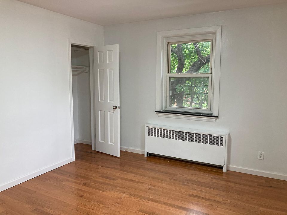 1st image of 16026 76th Ave APT 2A