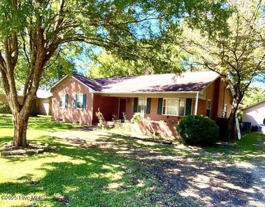 209 E Ridge Street, Rose Hill, NC, 28458