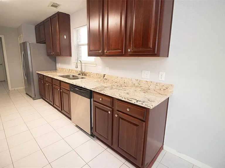 2202 Crossmill Ln — Photo 13