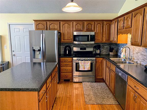 3rd image of 1004 Meadow Lake Dr