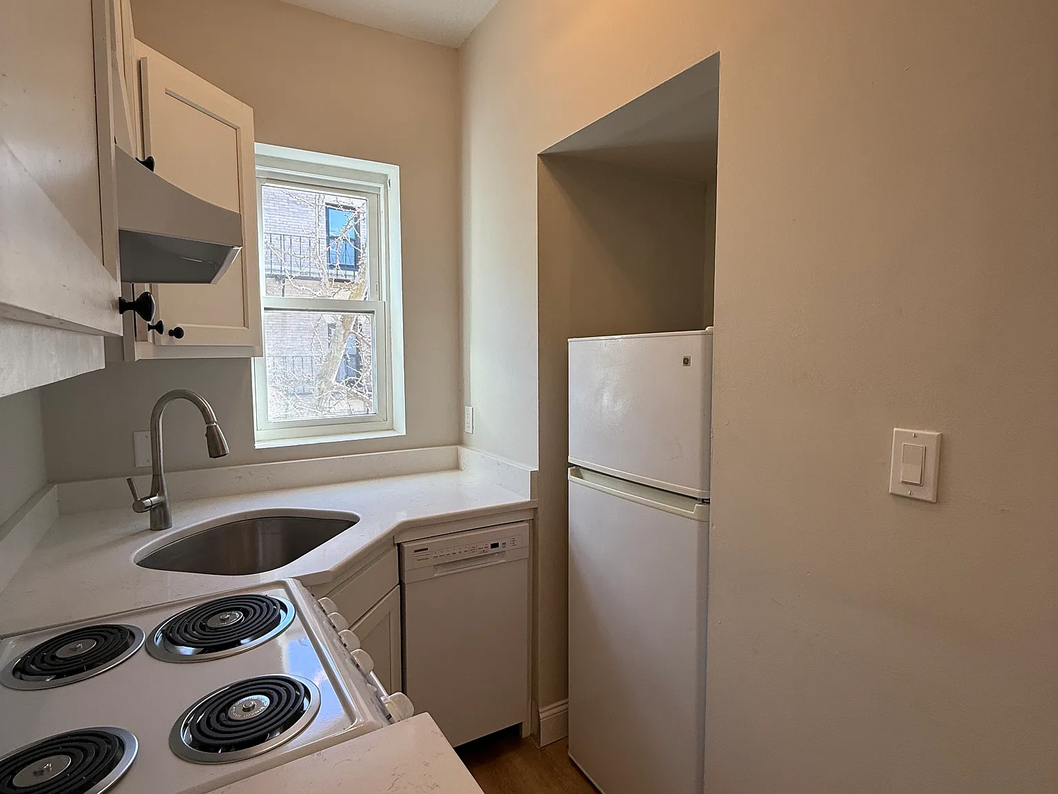 2 bed, 1.0 bath, 9999 sqft, $3,650 — Photo 2