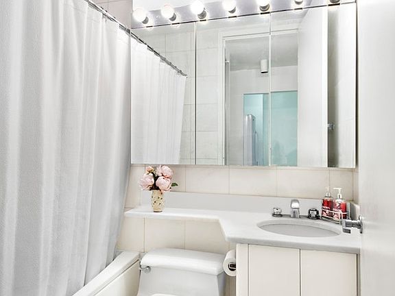 5th image of 161 W 61st St APT 15D