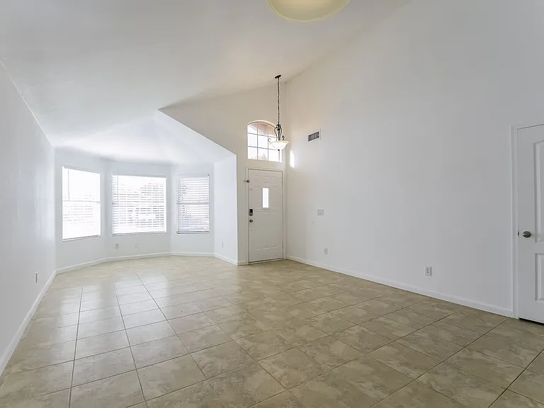 9528 W Clara Ln — Photo 3