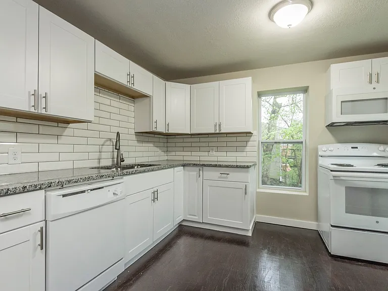 338 E Pleasant View Dr — Photo 3