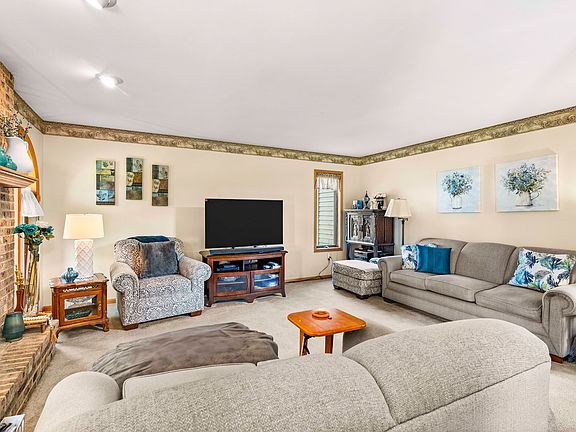 4th image of 200 E Webb St