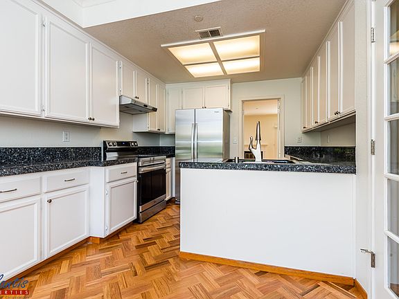 5th image of 982 La Mesa Ter Unit A