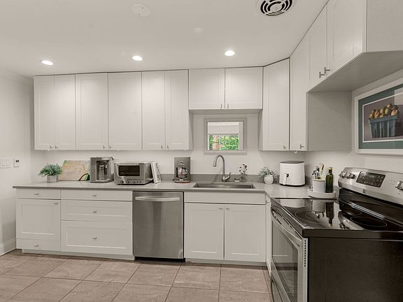5th image of 6121 N Sheridan Rd APT 3A