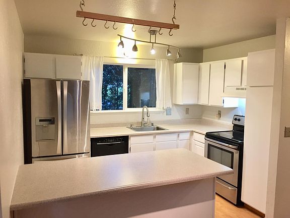 Kitchen. Nice appliances. Motion-activated faucet. Fresh paint.
