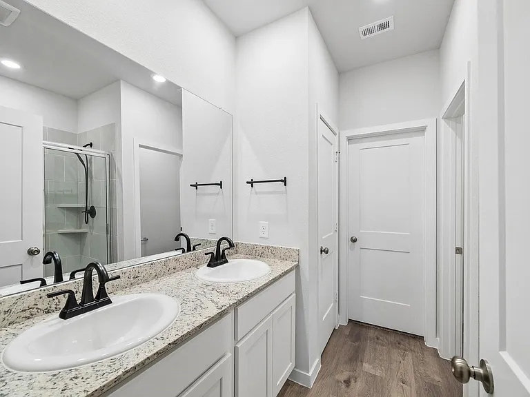 772 Westpointe Dr — Photo 4