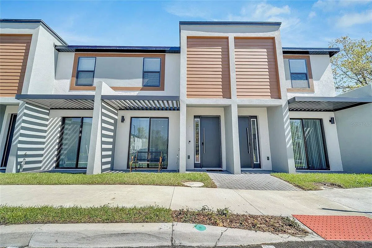 3 bed, 3.0 bath, 1360 sqft, $2,350 — Photo 2