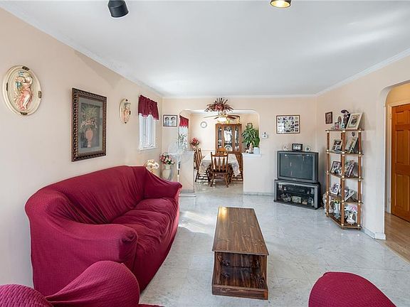 3rd image of 168 Bay 10 St