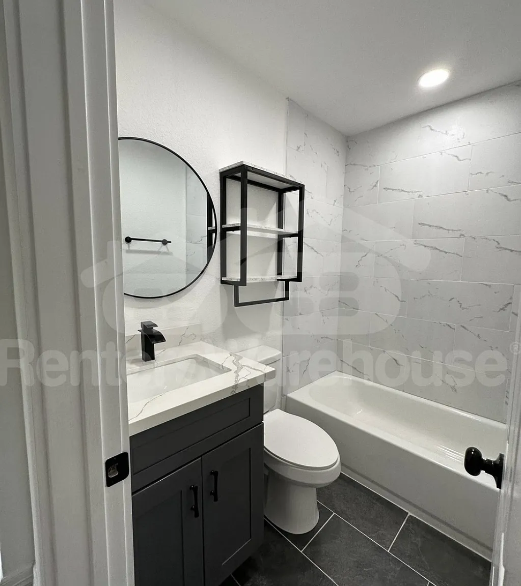 3 bed, 1100 sqft, $1,700 — Photo 2