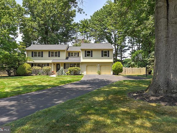 3rd image of 12 Yorktowne Ct