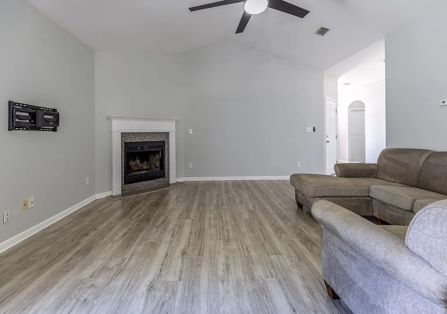 Spacious 4-Bedroom Daphne Home available in Dunmore community — Photo 4