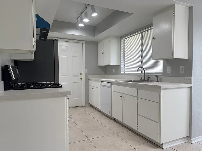 3221 Denver Ave — Photo 7