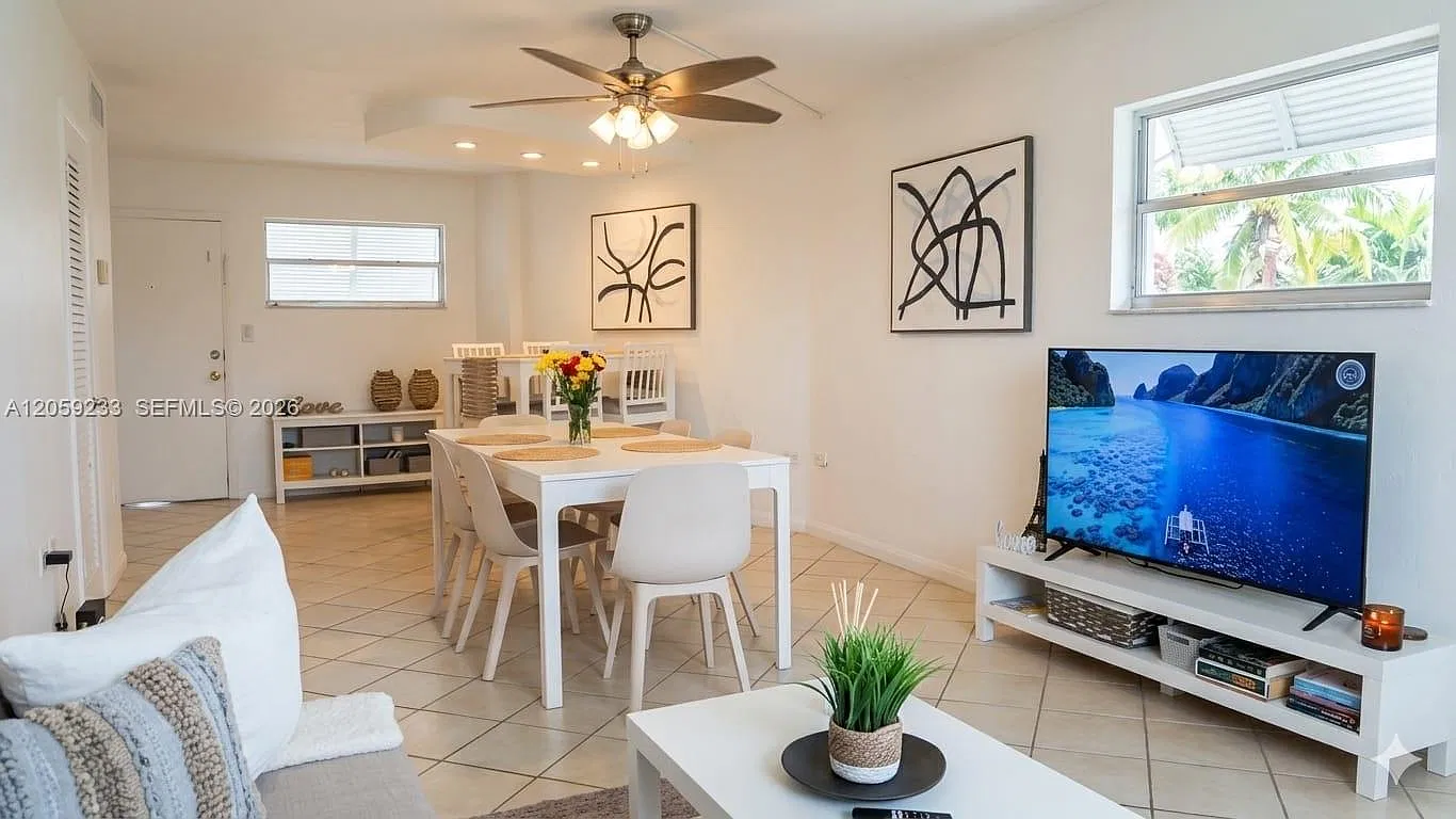 Octagon Towers I Condo — Photo 1