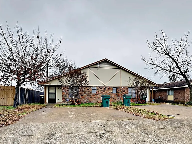 1101 Suburban Dr — Photo 1