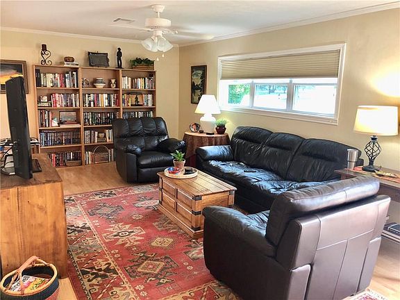 4th image of 608 S Avenue P
