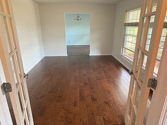 3rd image of 760 Winfred Dr S