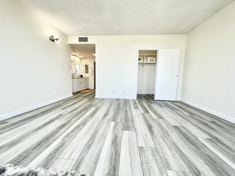 Occidental Towers Apartments — Photo 178