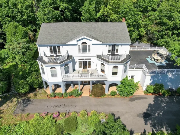 8 Bayberry Ln, Millbury, MA 01527