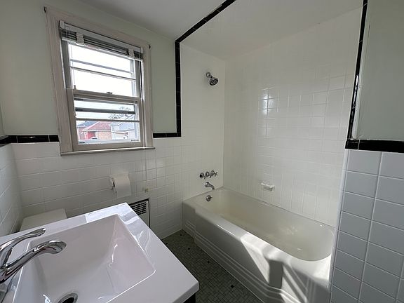 5th image of 119 Gold St Floor 2