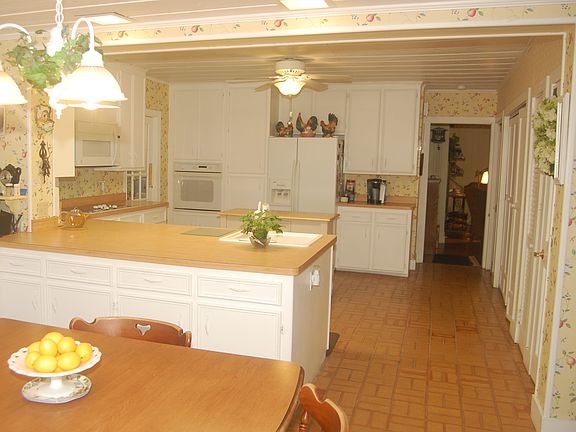 Kitchen w/gas fireplace