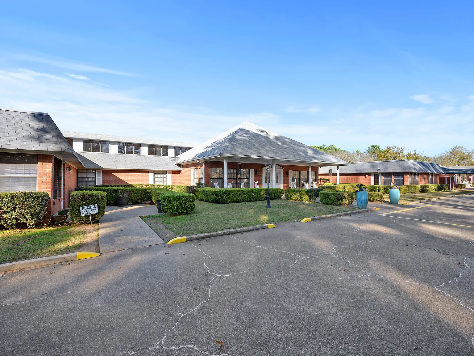 Colonial Lodge Apartments — Photo 3