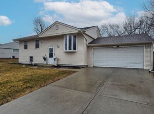 400 Country Ln, Streamwood, IL 60107