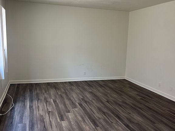 4th image of 104 Roycroft Ave #2