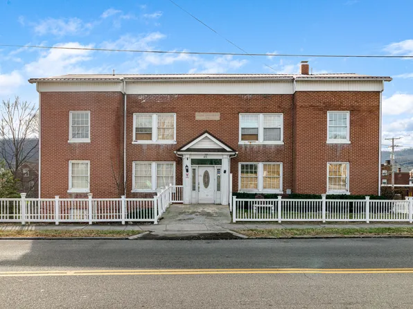 49 5th St NW, Pulaski, VA 24301