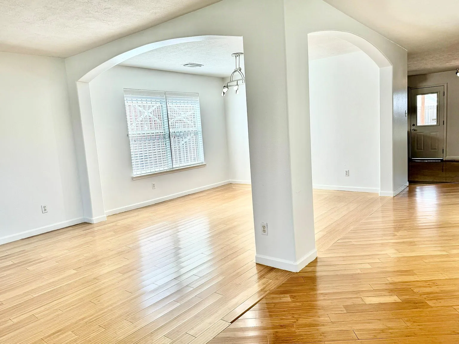 4 bed, 2.5 bath, 2756 sqft, $2,300 — Photo 2