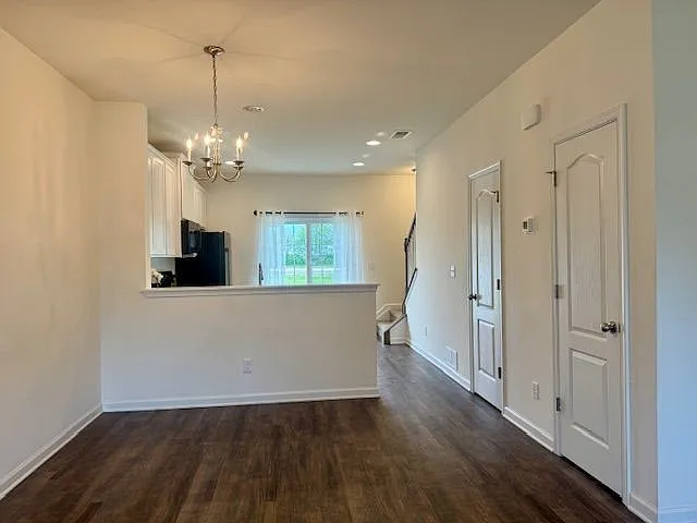 802 Ruth Way — Photo 2