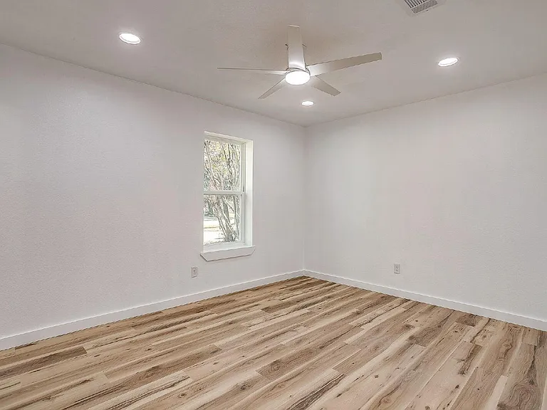521 Mesquite Ave N — Photo 30