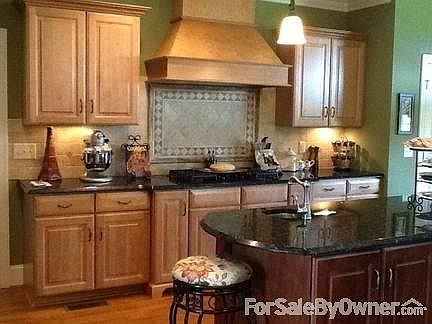 Gourmet Kitchen - Lots of countertops!
						:
						Huge gourmet kitchen with granite. Upgraded skyline cabinets, gas cook top