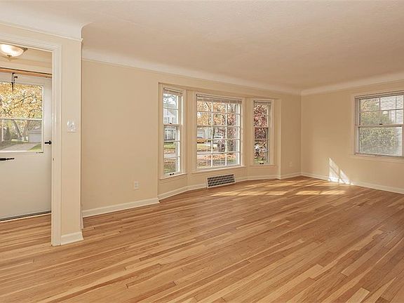 3rd image of 305 E 218th St