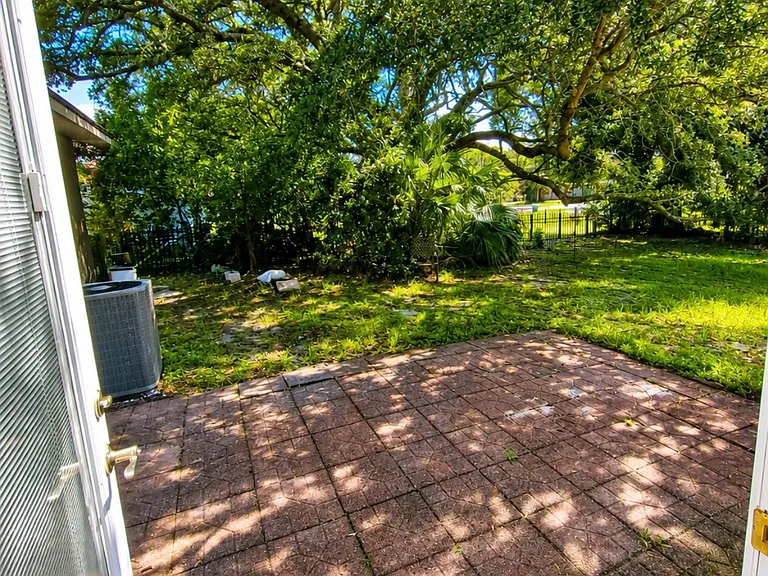 975 N Village Dr — Photo 10