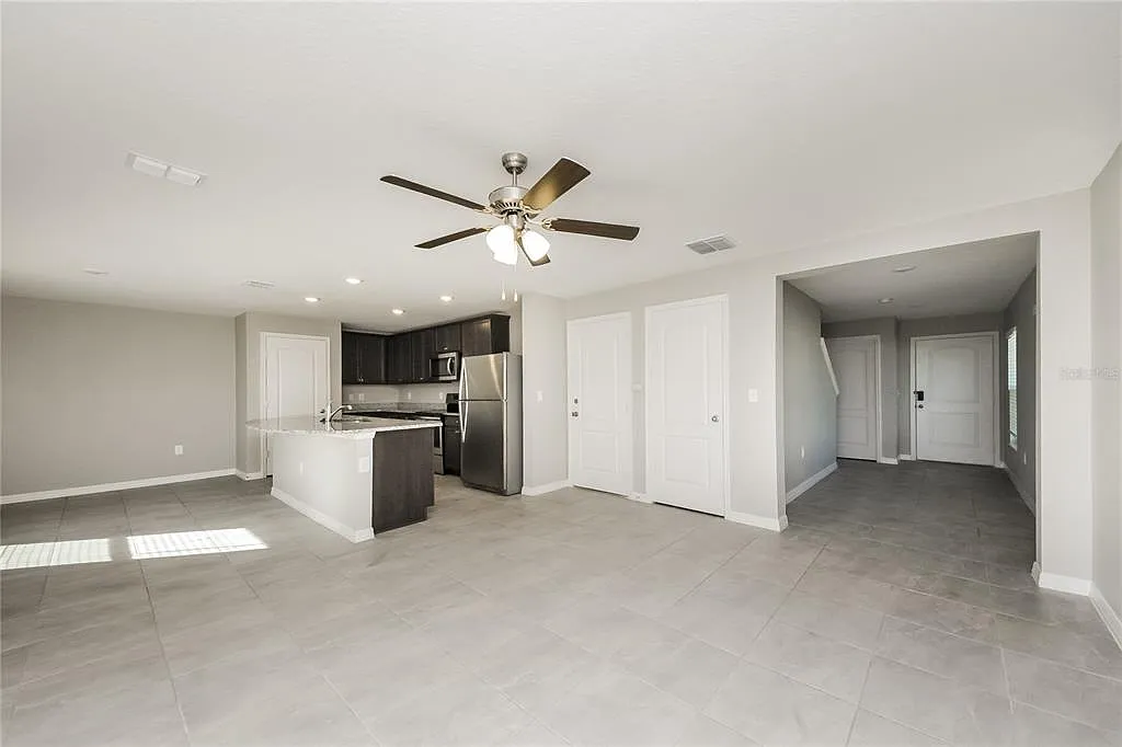 4 bed, 2.5 bath, 1852 sqft, $2,080 — Photo 3