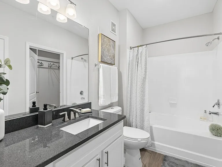Luxe at 1820 — Photo 8